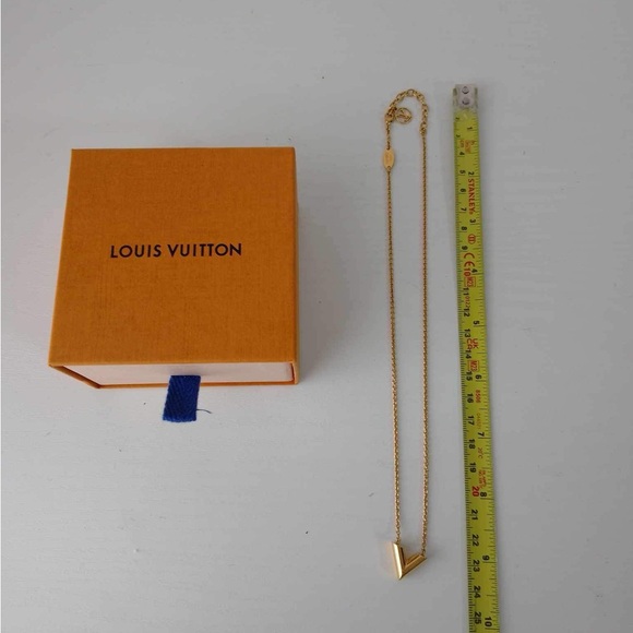 LV essential V necklace - Picture 2 of 2